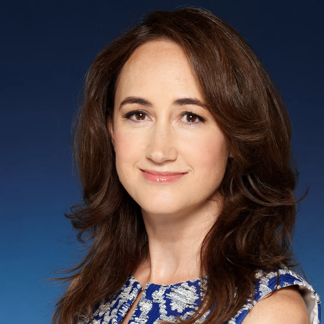 Portrett av forfatteren Sophie Kinsella med mørk bakgrunn.