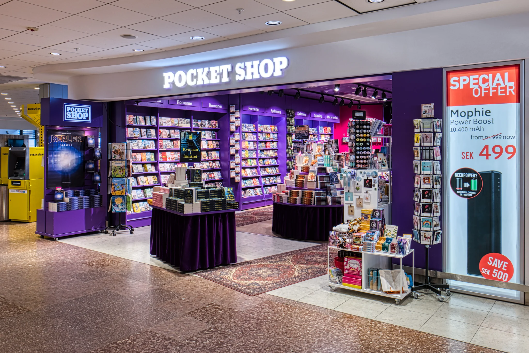 Bild av Pocket Shop vid Arlanda Terminal 5, med böcker och olika produkter i en färgglad miljö.