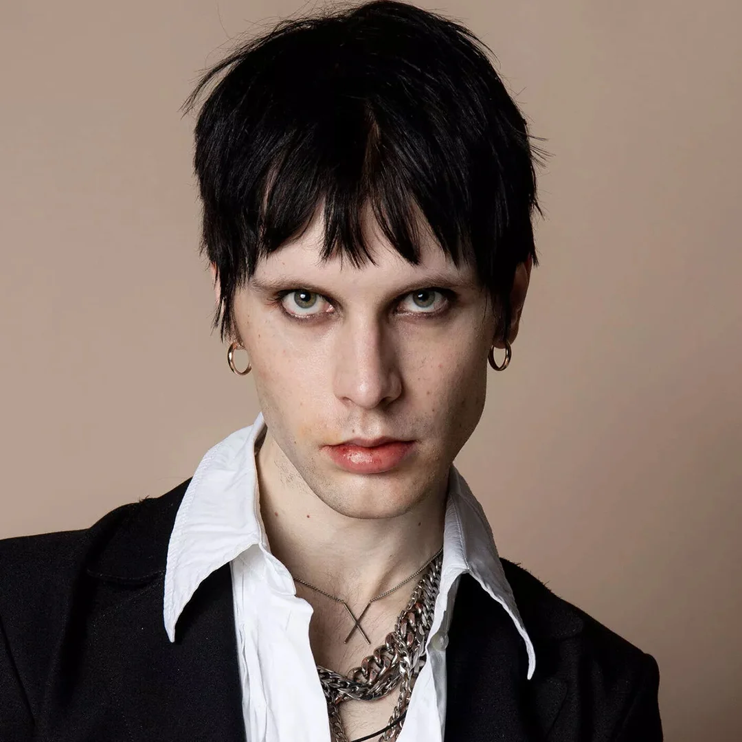 Kirjailijan muotokuva Miki Liukkosesta neutraalilla taustalla.