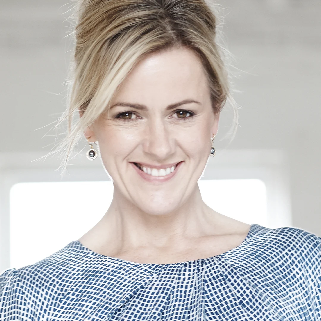 Porträtt av författaren Jojo Moyes, iklädd en blå och vit mönstrad blus.