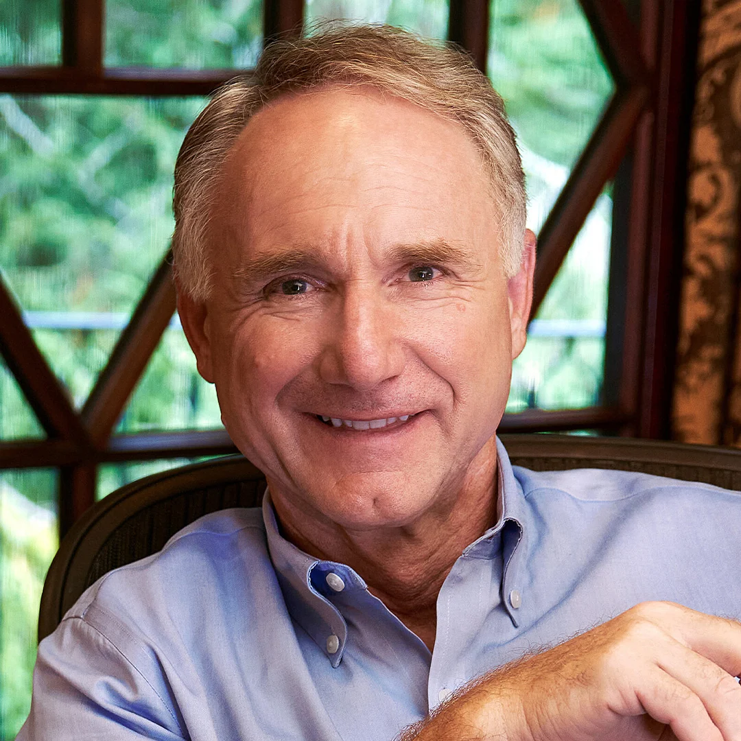 Författarporträtt av Dan Brown