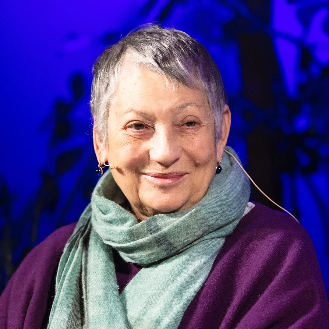 Forfatterportrett av Ljudmila Ulitskaja med grønn sjal og lilla plagg.