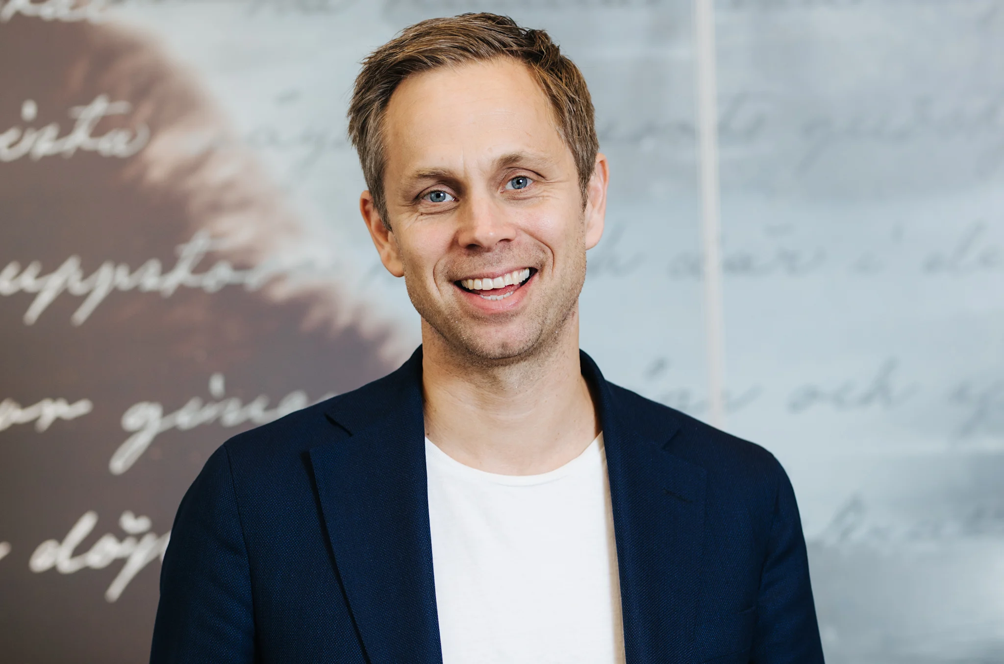 Porträtt av Jonas Karlén i en modern miljö med oskarpa bakgrundselement.