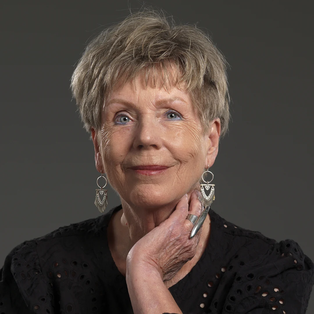 Portrett av forfatteren Karin Fossum, med en hånd som støtter ansiktet.
