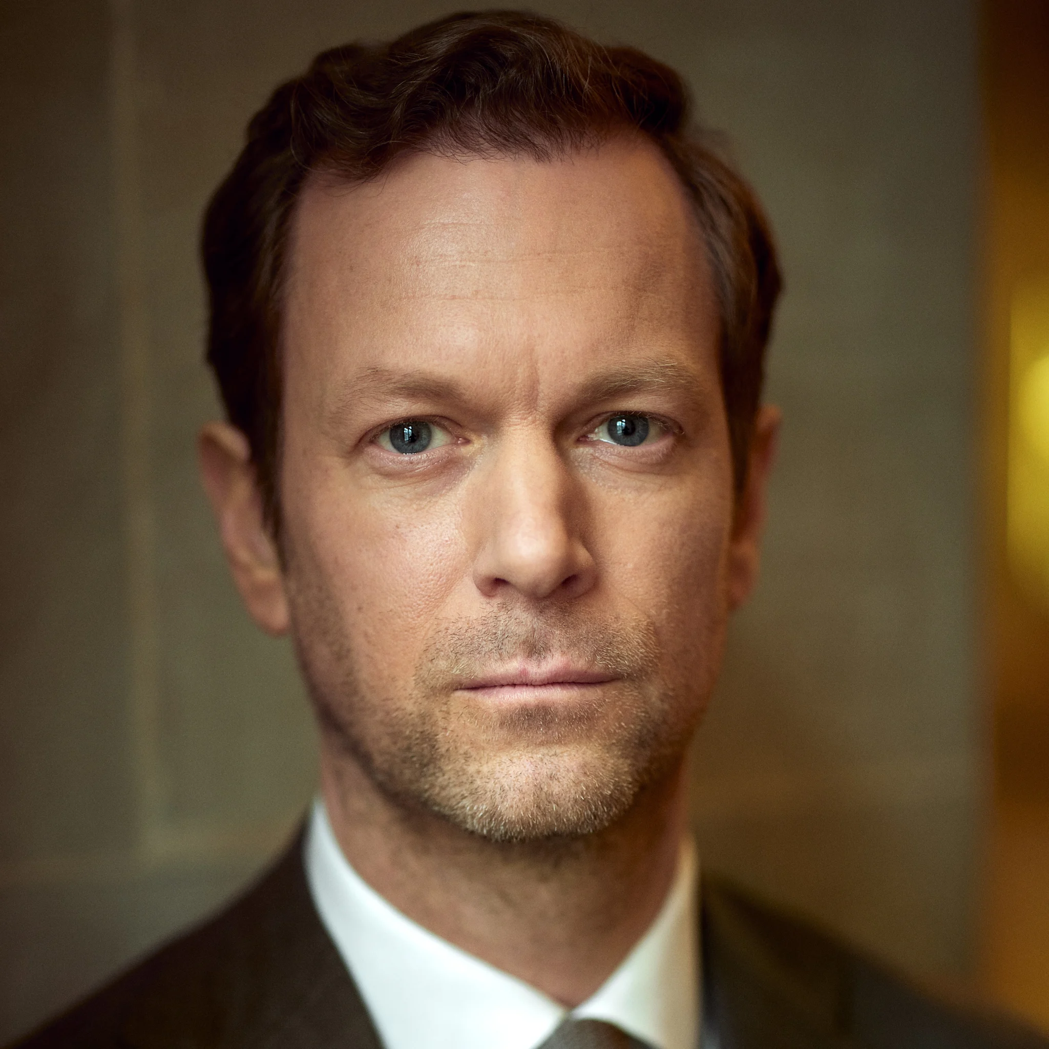 Porträtt av författaren Niklas Natt och Dag i en mörk kostym.