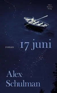 Bokomslag av '17 juni' av Alex Schulman med en båt på vattnet under natten.