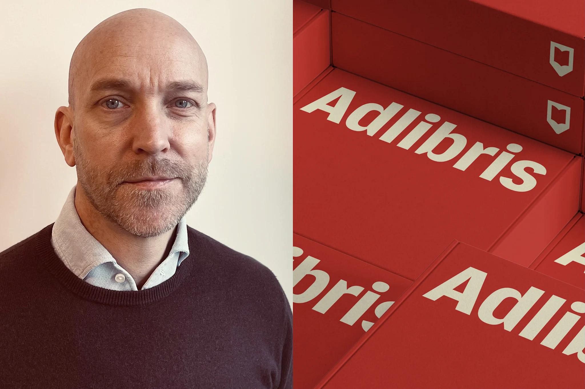 Portrett av Magnus Nyström, ny CTO hos Adlibris, med røde Adlibris-pakker i bakgrunnen.