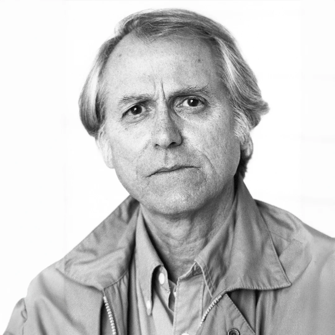 Författarporträtt av Don DeLillo i svartvitt.