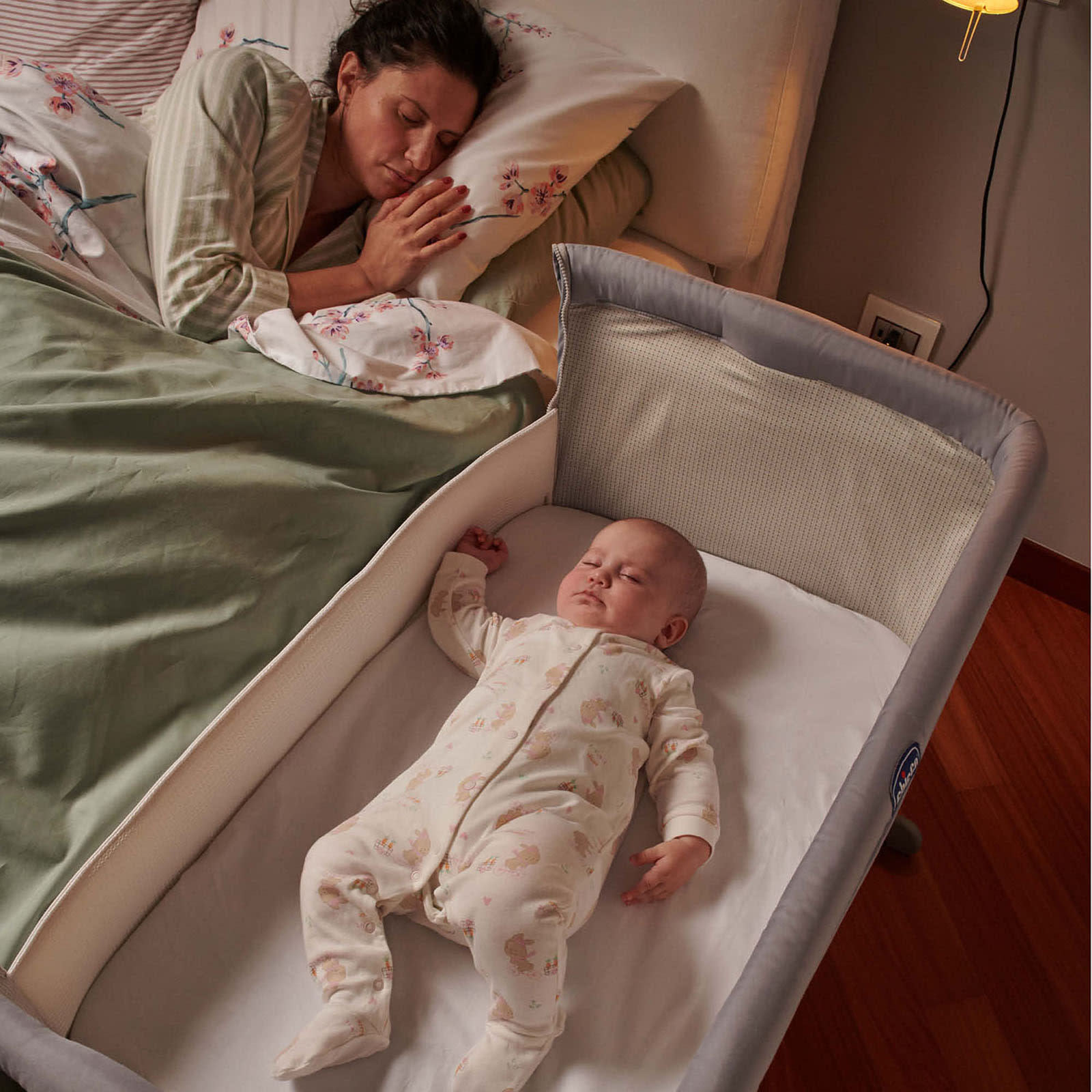 Chicco Next2Me 3 in 1 Co Sleeping Bedside Crib 2 White Fitted Sheets Grey The Nursery Store