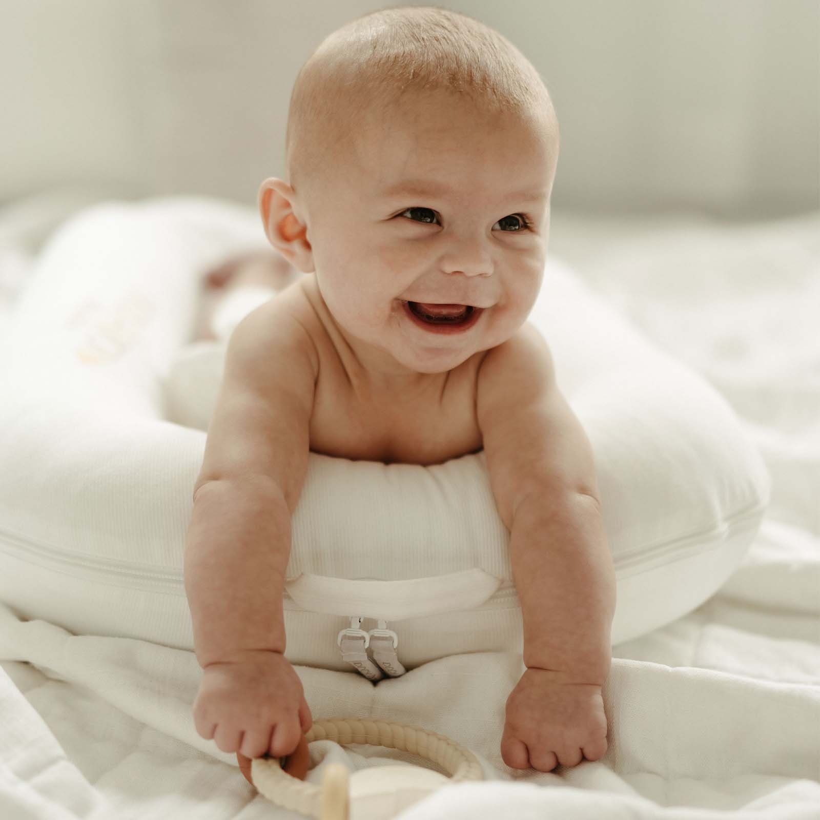 ドッカトット　Deluxe+ Dock Sand Chambray DockATot Deluxe+ Dock - Sand Chambray