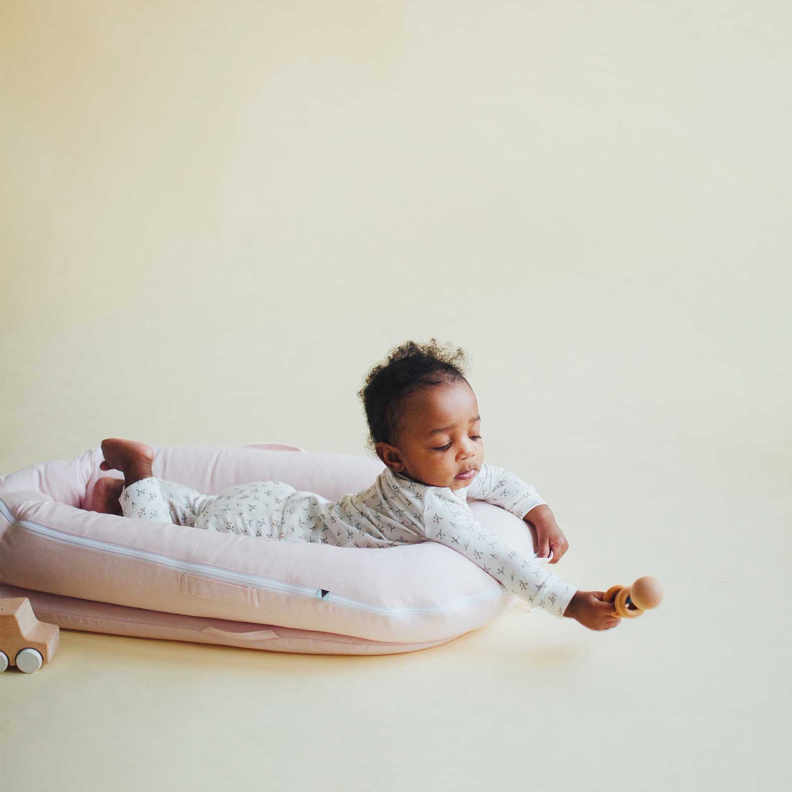 ドッカトット　Deluxe+ Dock Sand Chambray Deluxe+ Dock - Sand Chambray – DockATot EU