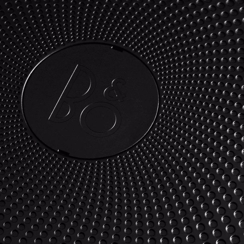Beoplay A9 黑色結構特寫，B&O 商標位於中間