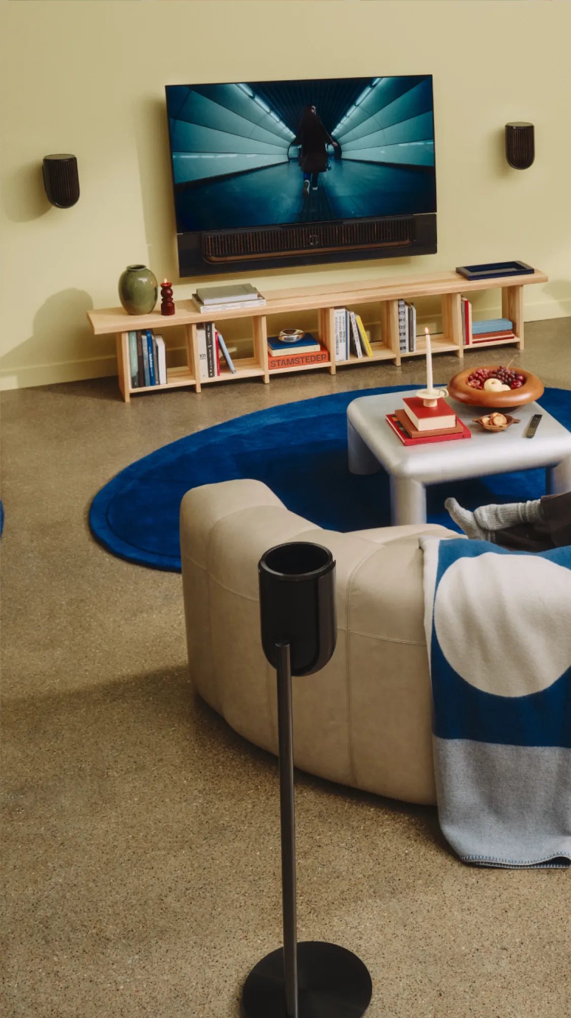 Beosound Theatre、Dolby Digital 7.1対応のサウンドバー – Bang & Olufsen