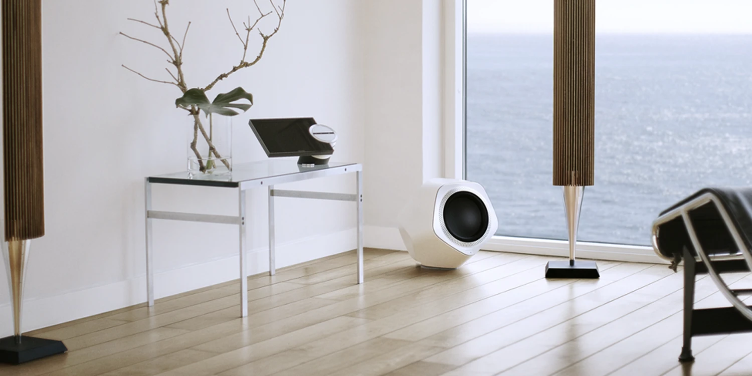 Beolab 19 with a pair of Beolab 18 in a house on the seaside