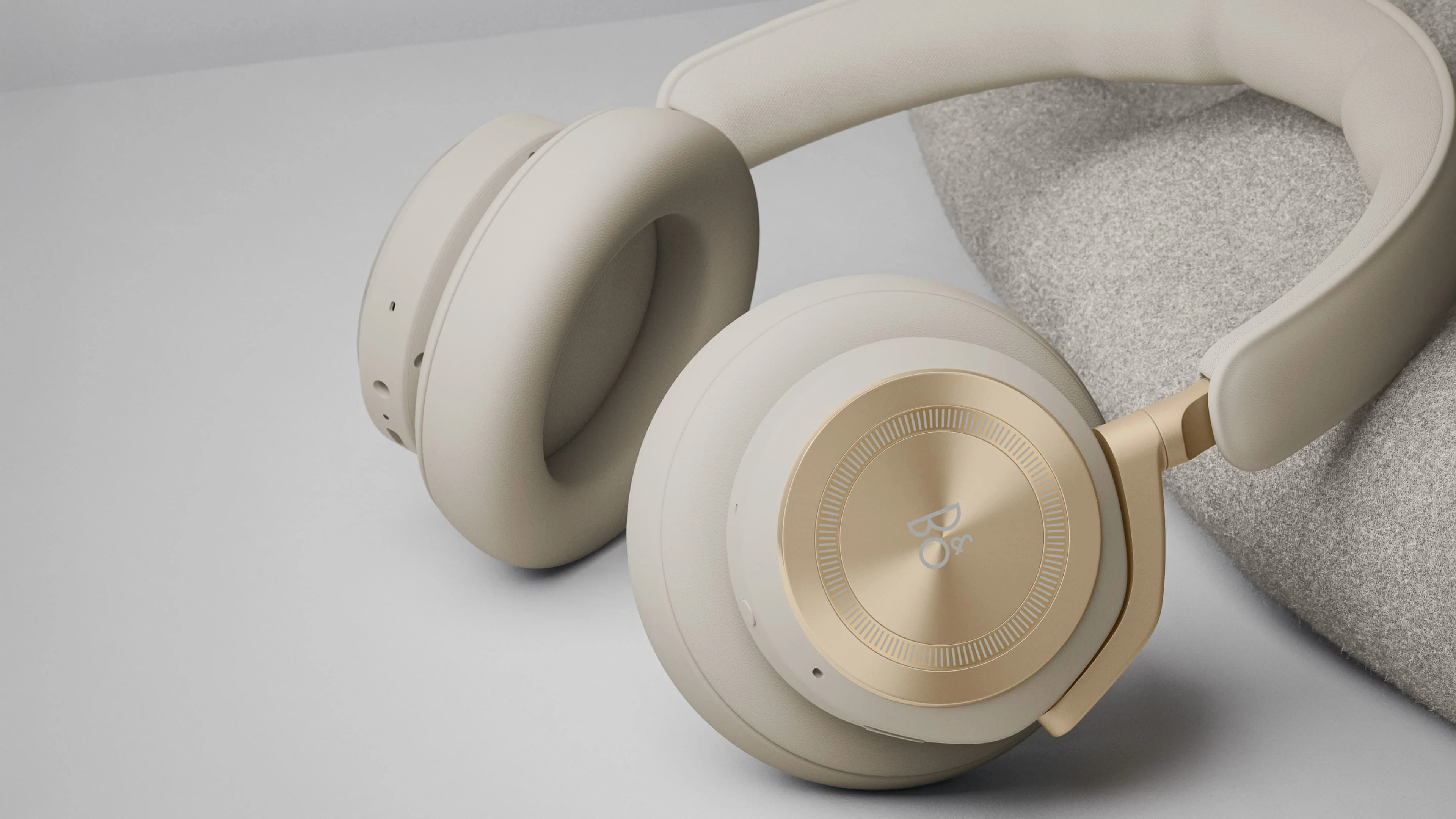 Close picture of gold tone Beoplay HX headphone