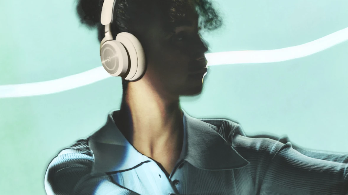 Image of woman wearing Beoplay HX