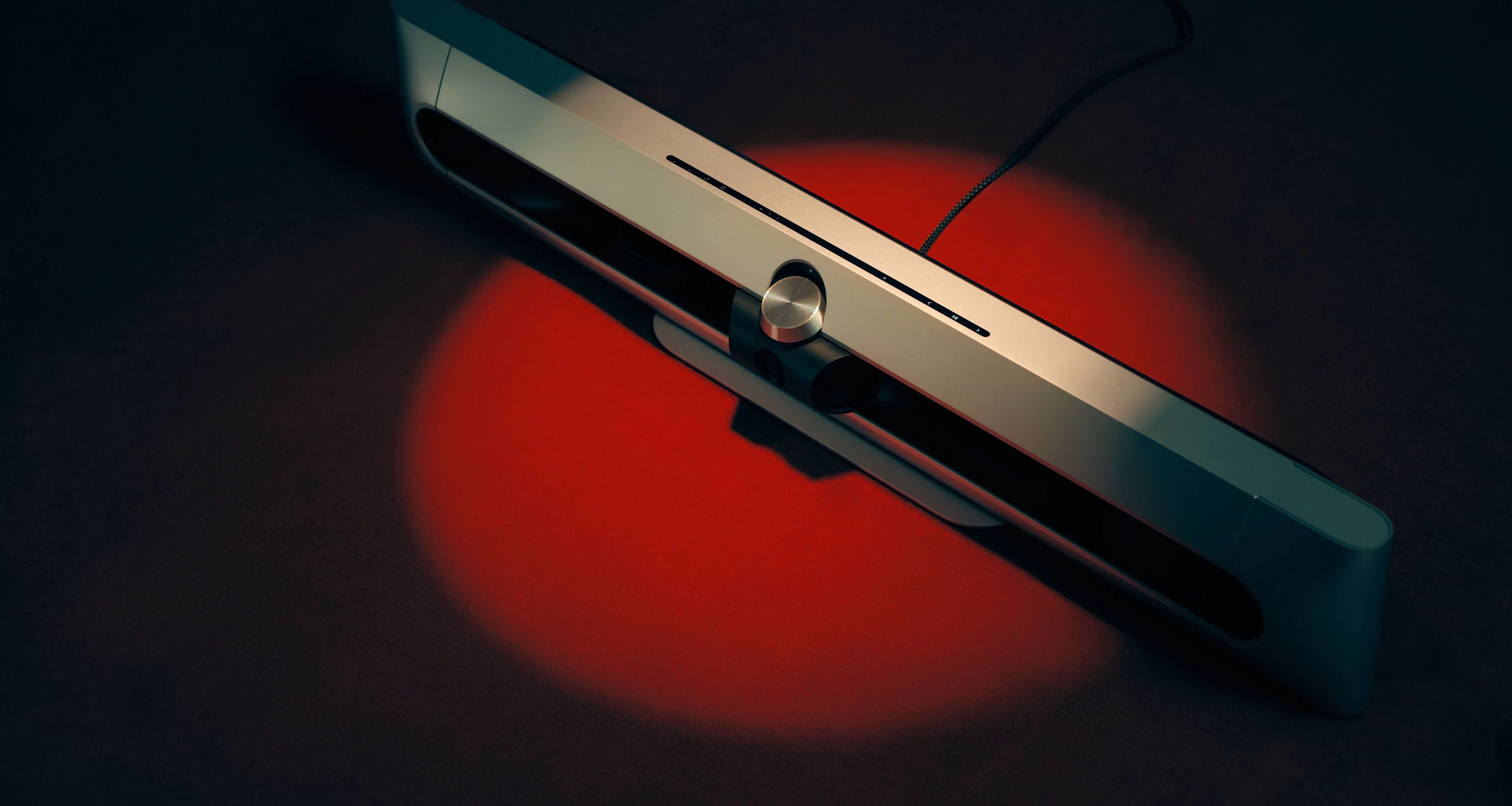 Beosound Premiere 摆放在红毯上，聚光灯照亮了产品的中心位置