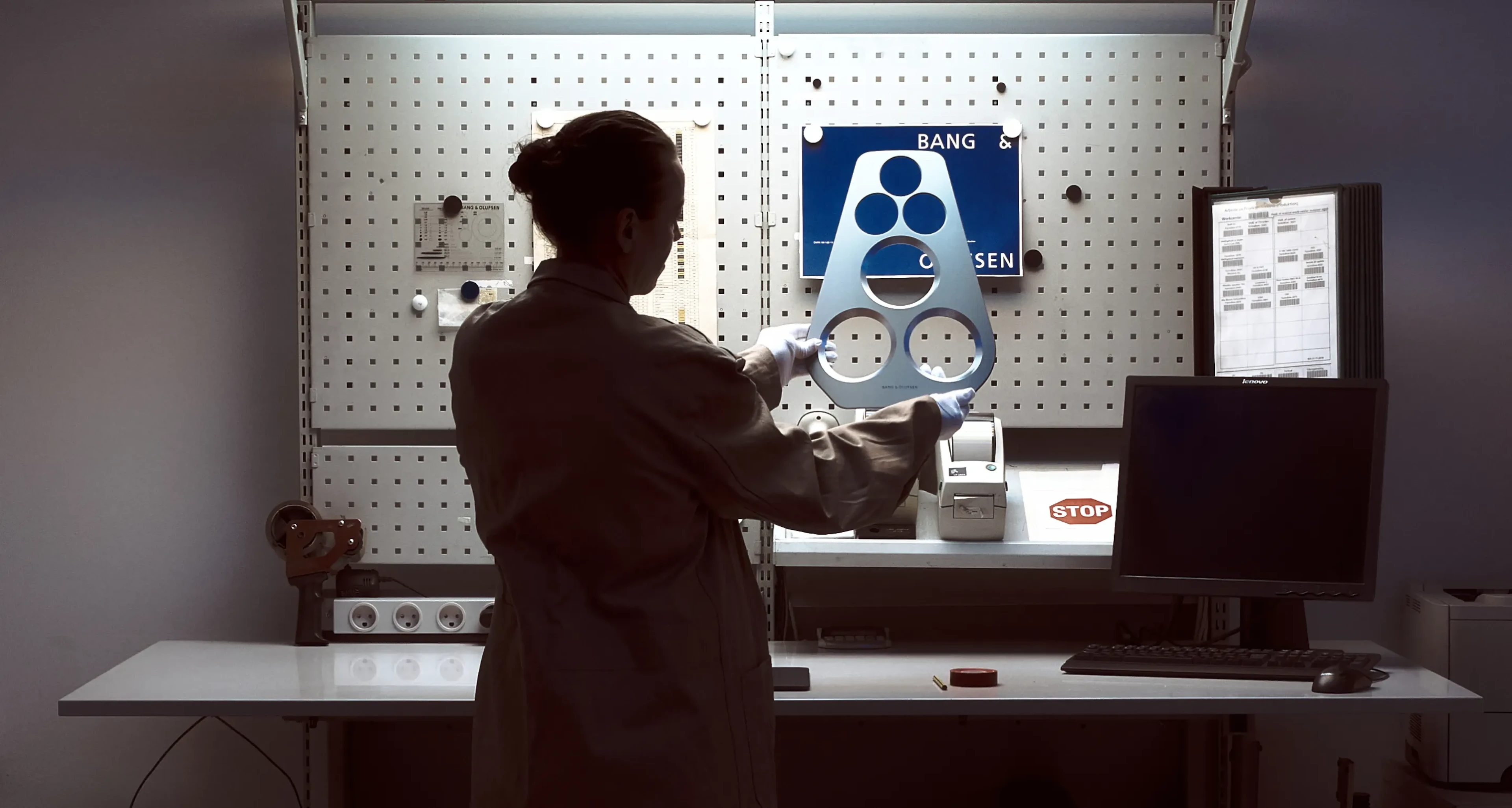 Una persona mira una pieza de los Beolab 90