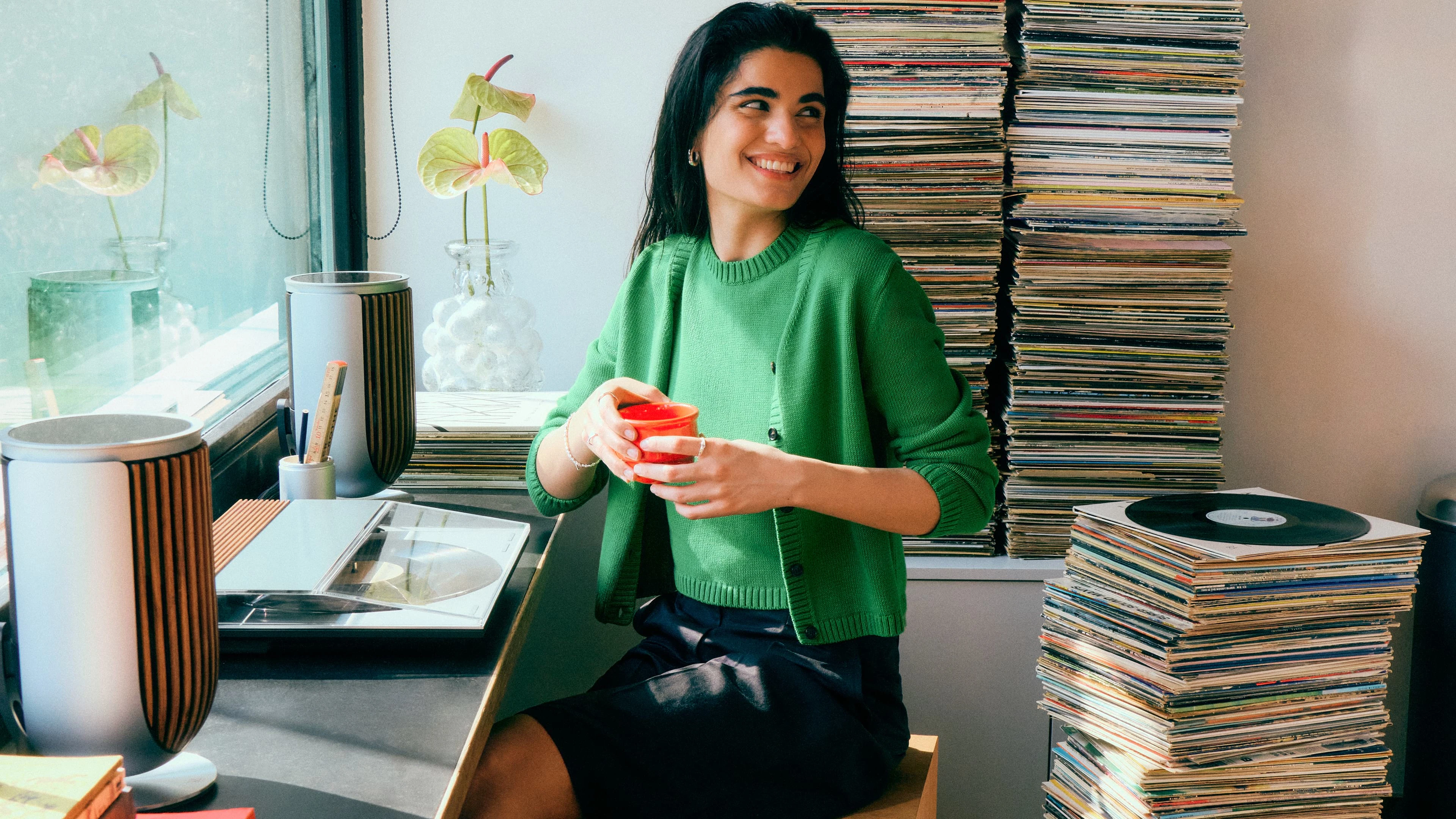 Person listening to vinyls on the Beosystem 3000c