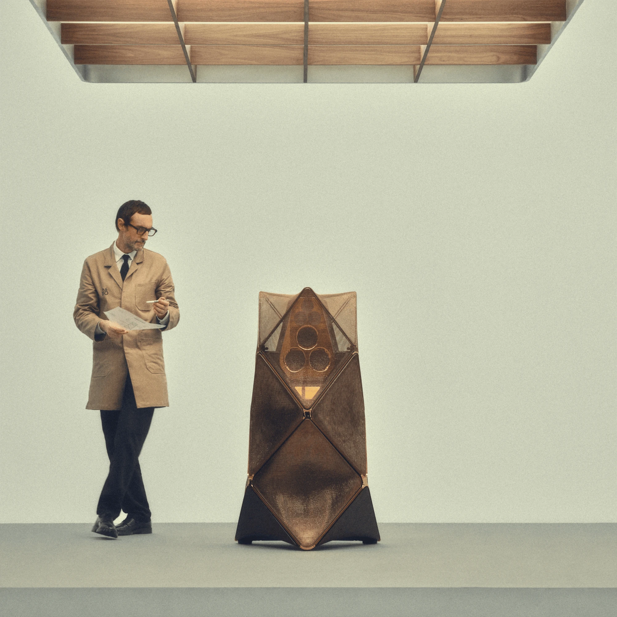Person standing next to an Atelier Beolab 90