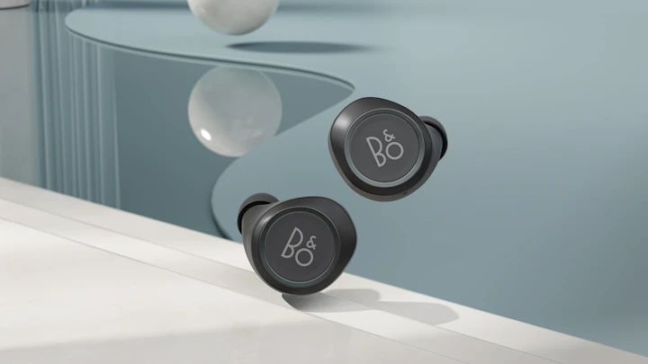 Beoplay E8 2.0 earphones charging pad in natural