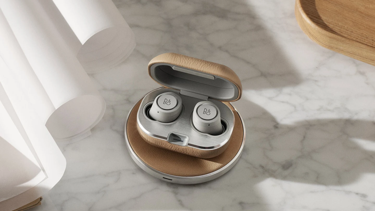 Beoplay E8 2.0 earphones charging pad in natural