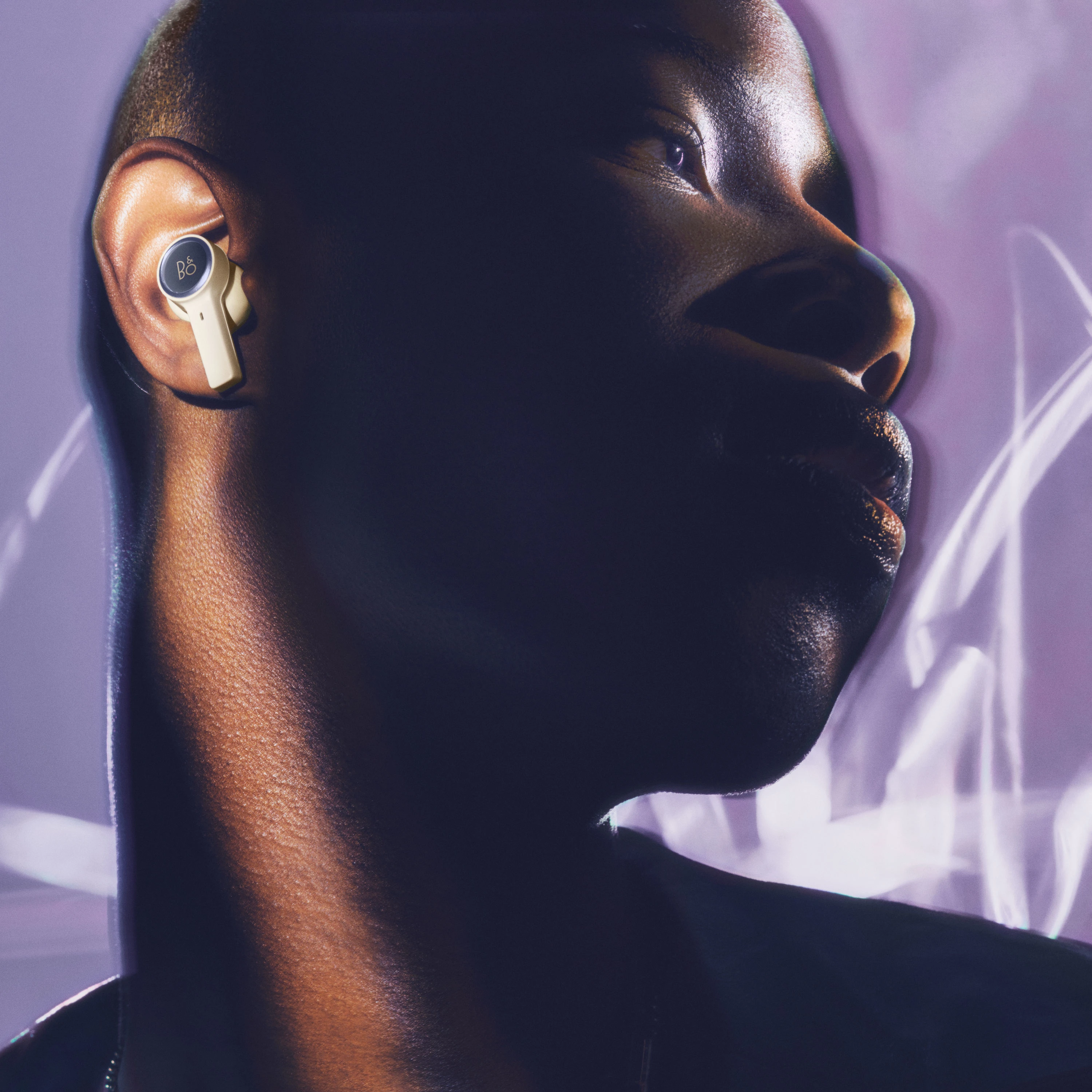 Image of a man wearing Beoplay EX Atelier Limited Editions earbuds in the colour Dawn purple