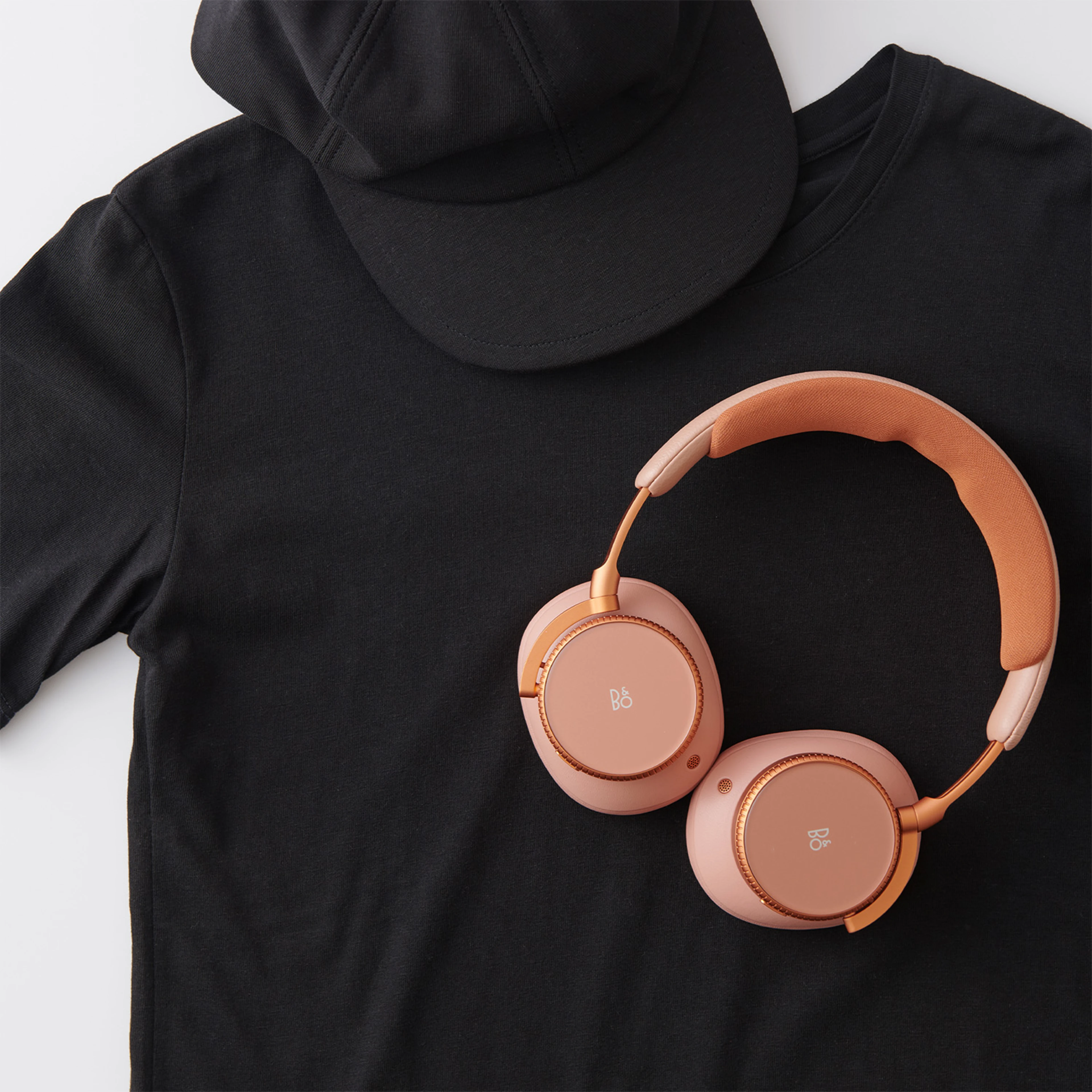 Beoplay H100-Sunset Apricot on black T-shirt