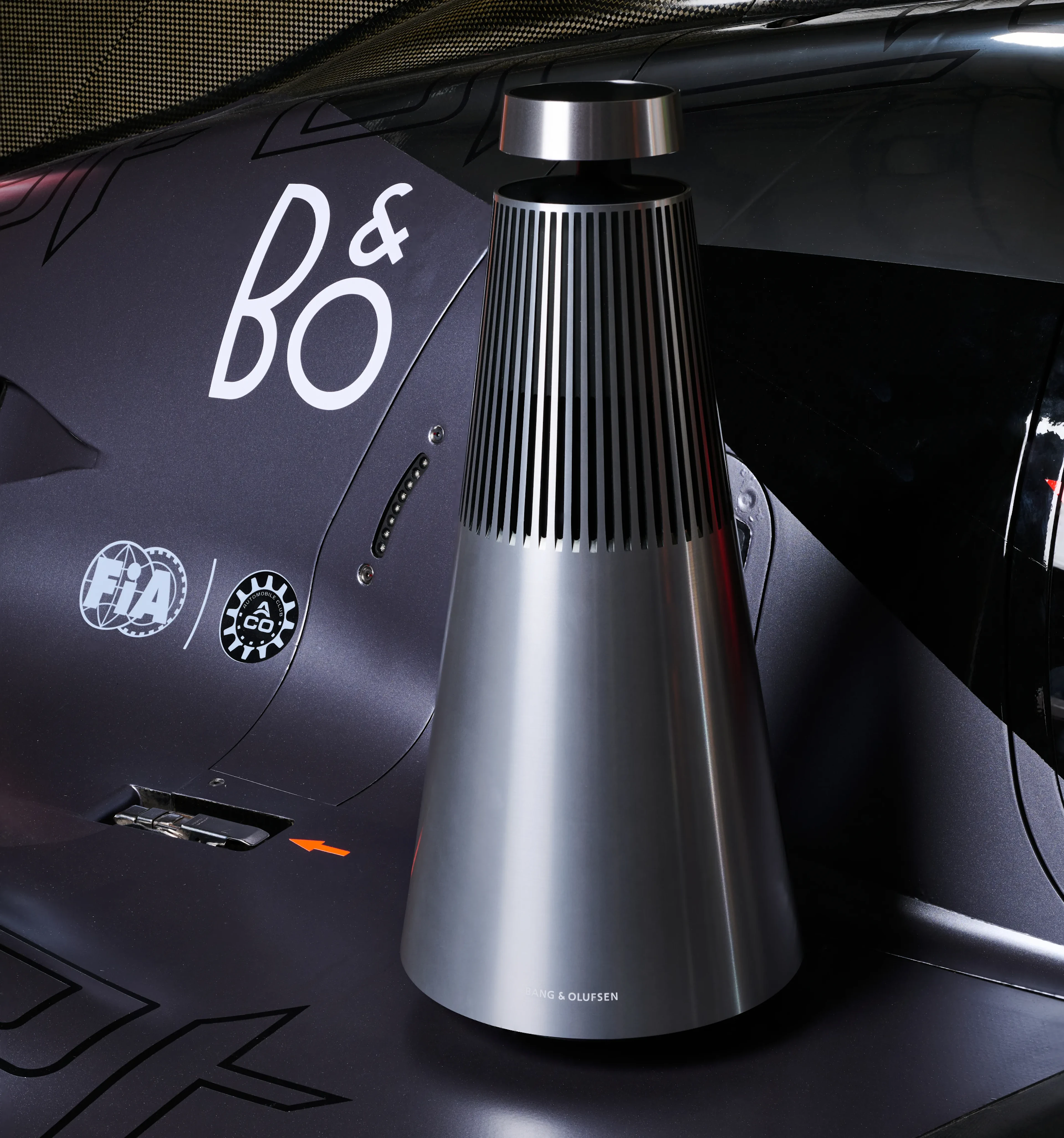 Primer plano del Bang & Olufsen Beosound 2 en aluminio colocado sobre el coche de Genesis Magma Racing