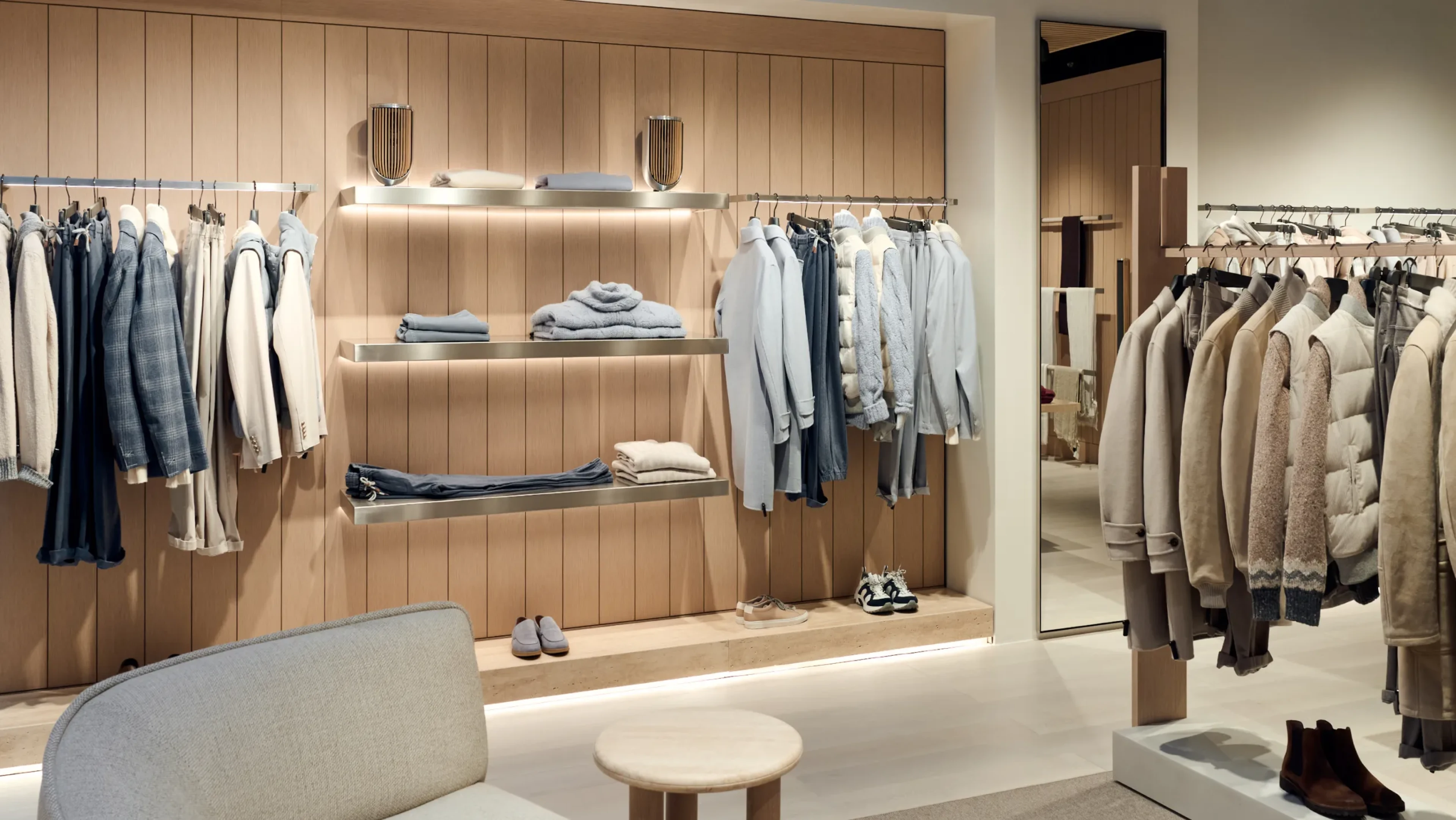 Image from Amicis store in Vienna where the Beolab 8 is displayed on the shelf.