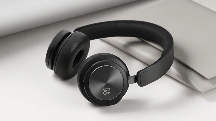 Beoplay H8i headphones product image of the black variant