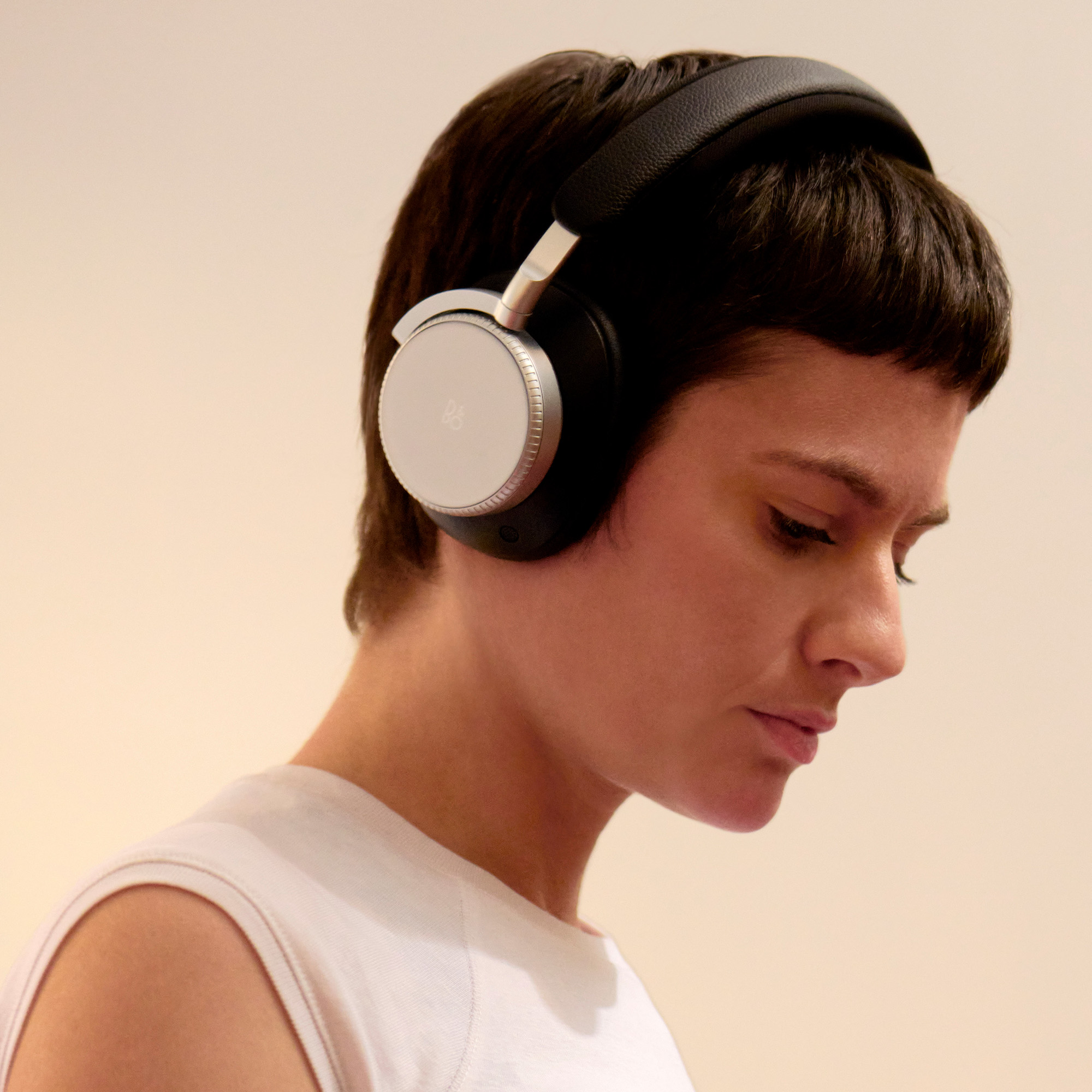 Giulia´s portrait with Beoplay H100 in black