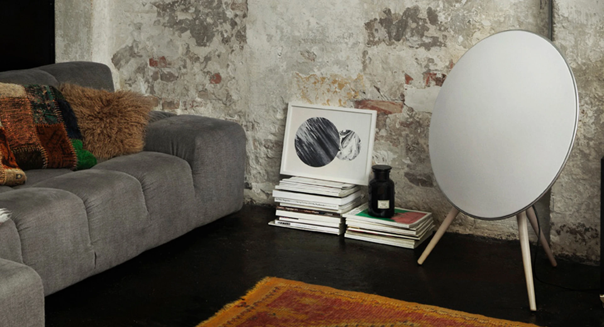 Room with couch and Beoplay A9
