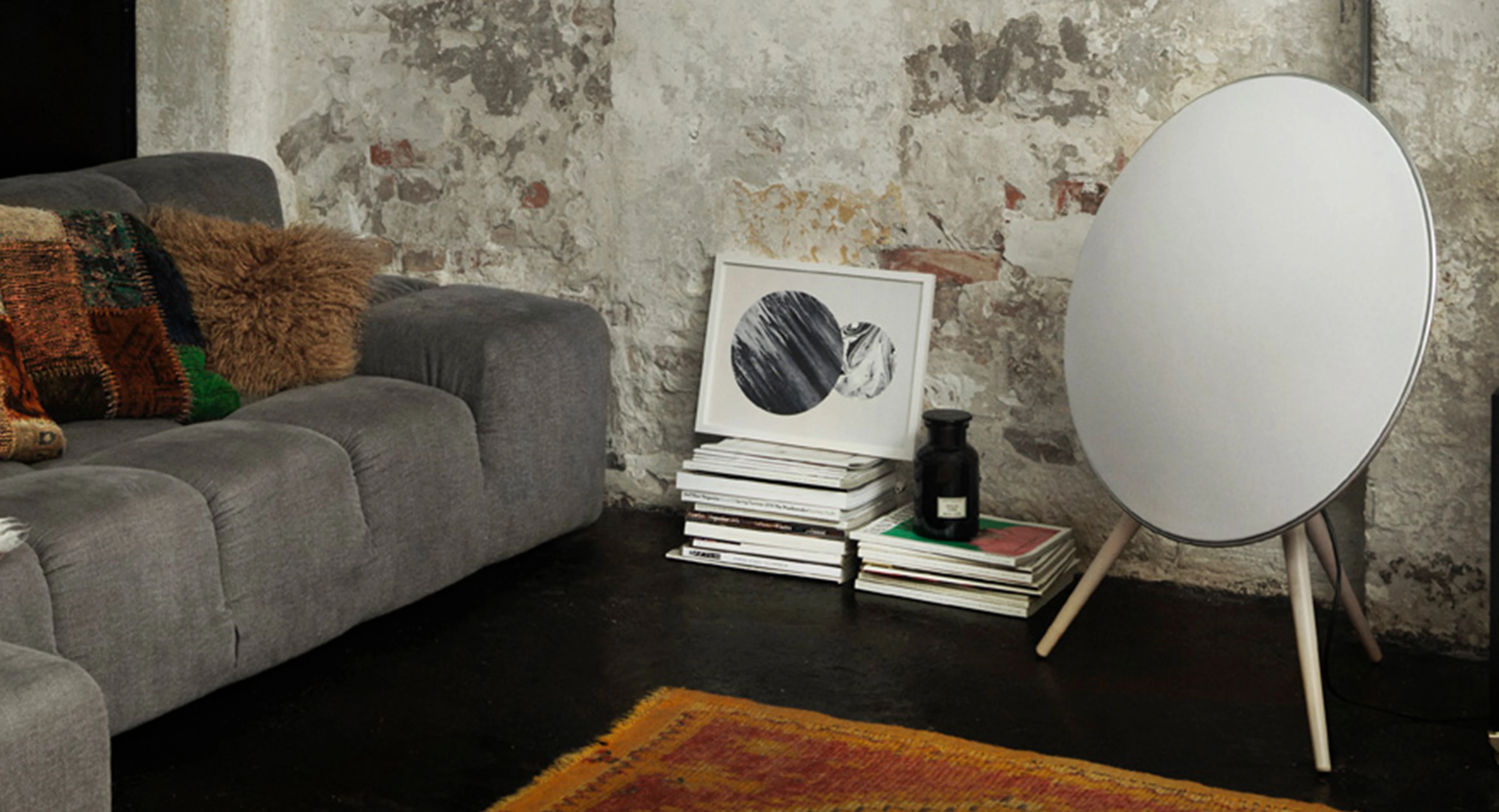 Room with couch and Beoplay A9