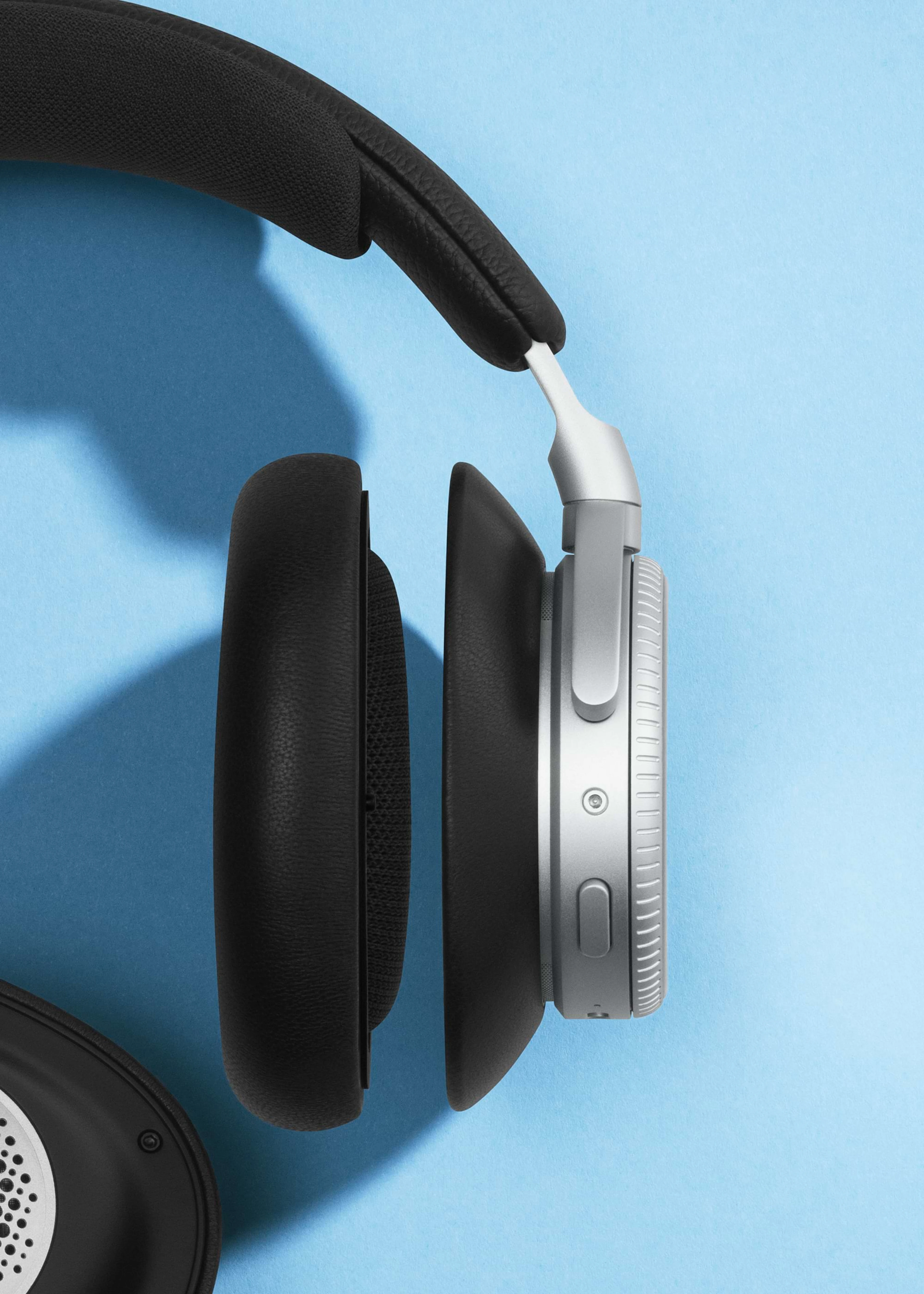 Closer details on the ear cushions for the Beoplay H100