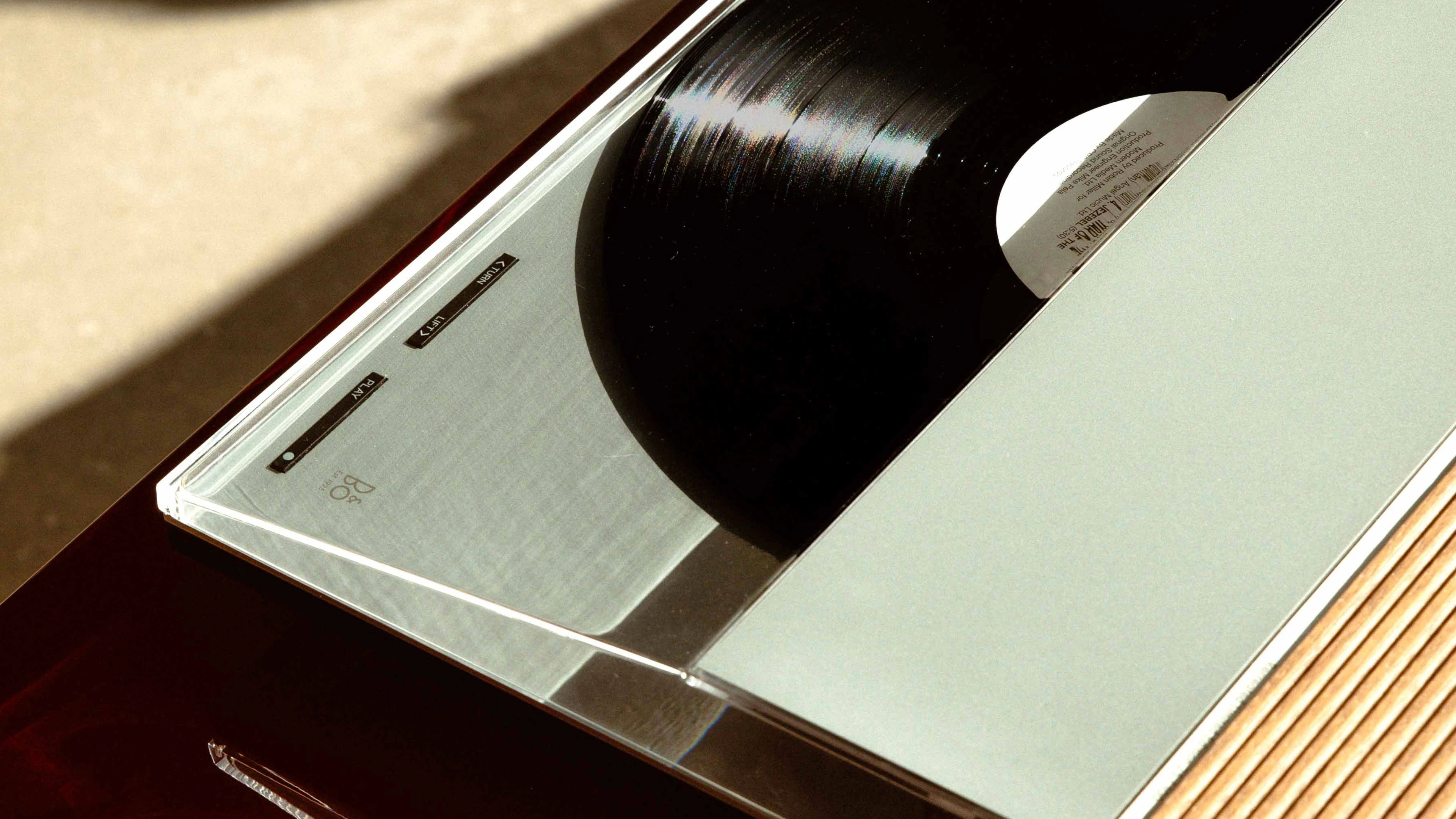 Beogram 3000 record player detail from the top