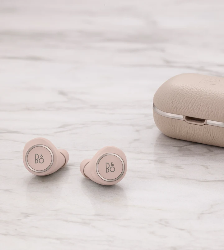 Beoplay E8 earphones limestone charging case