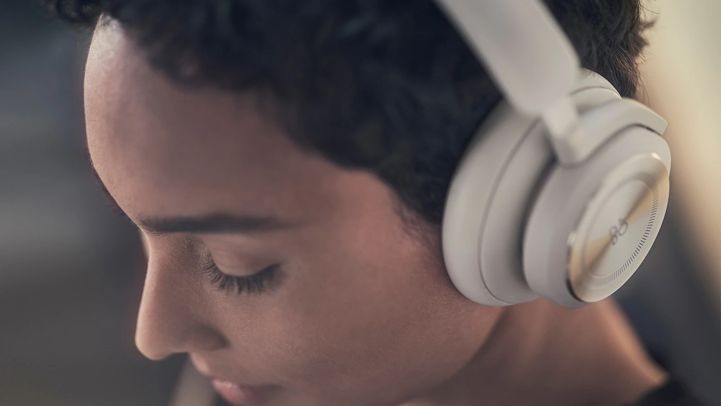 Beoplay HX are made with anodized recycled aluminium and recycled plastic, lambskin and fabric.