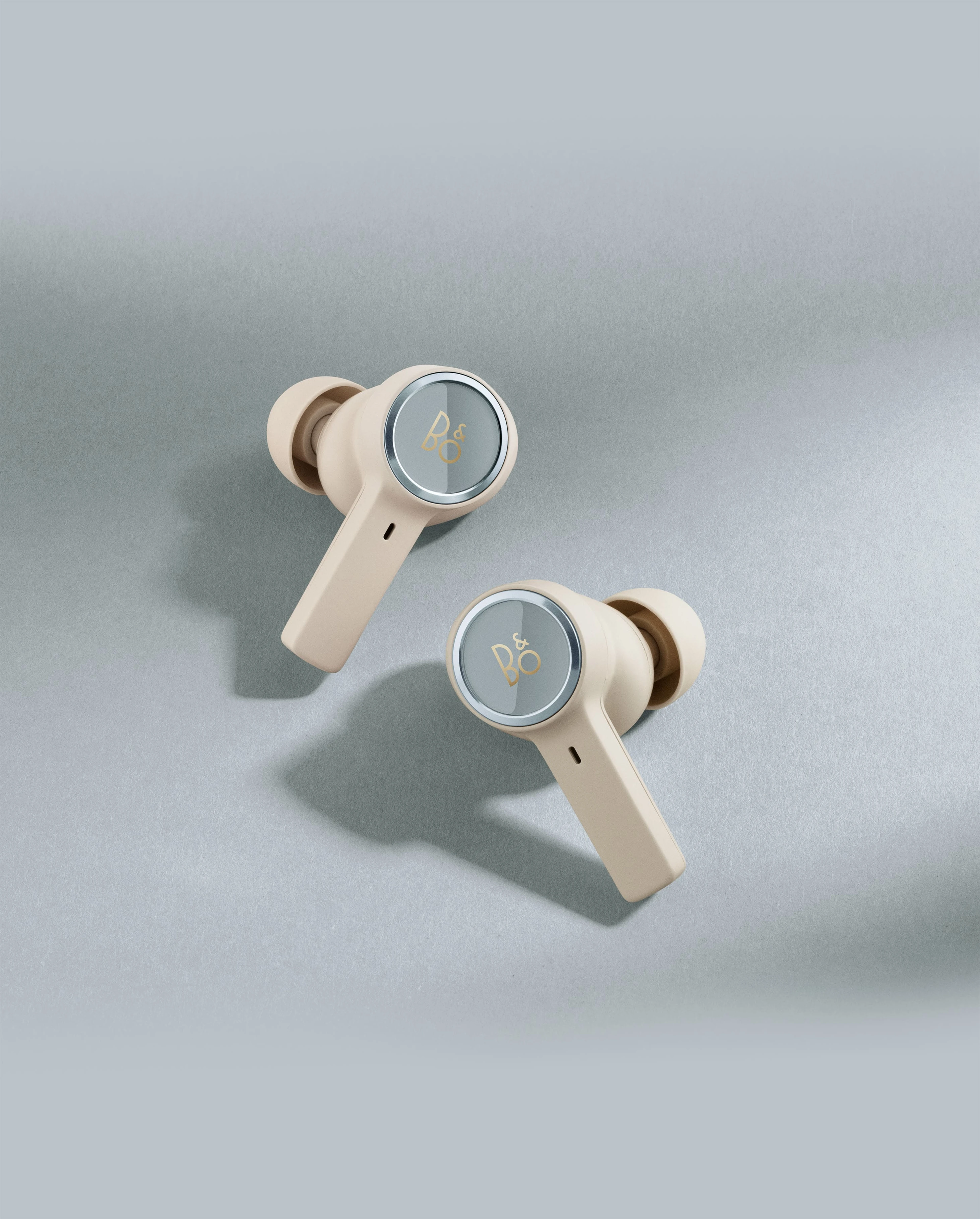 Image of the Beoplay EX earphones in the limited Hazey Blue Atelier Edition