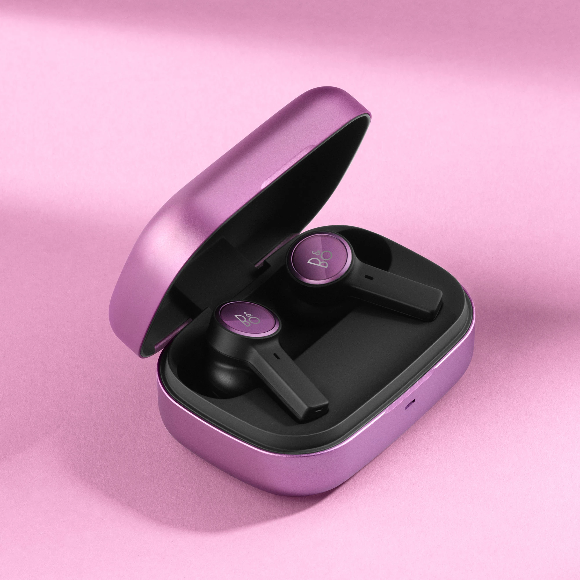 Image of Beoplay EX Atelier Edition earbuds and case in the limited Lilac purple colour