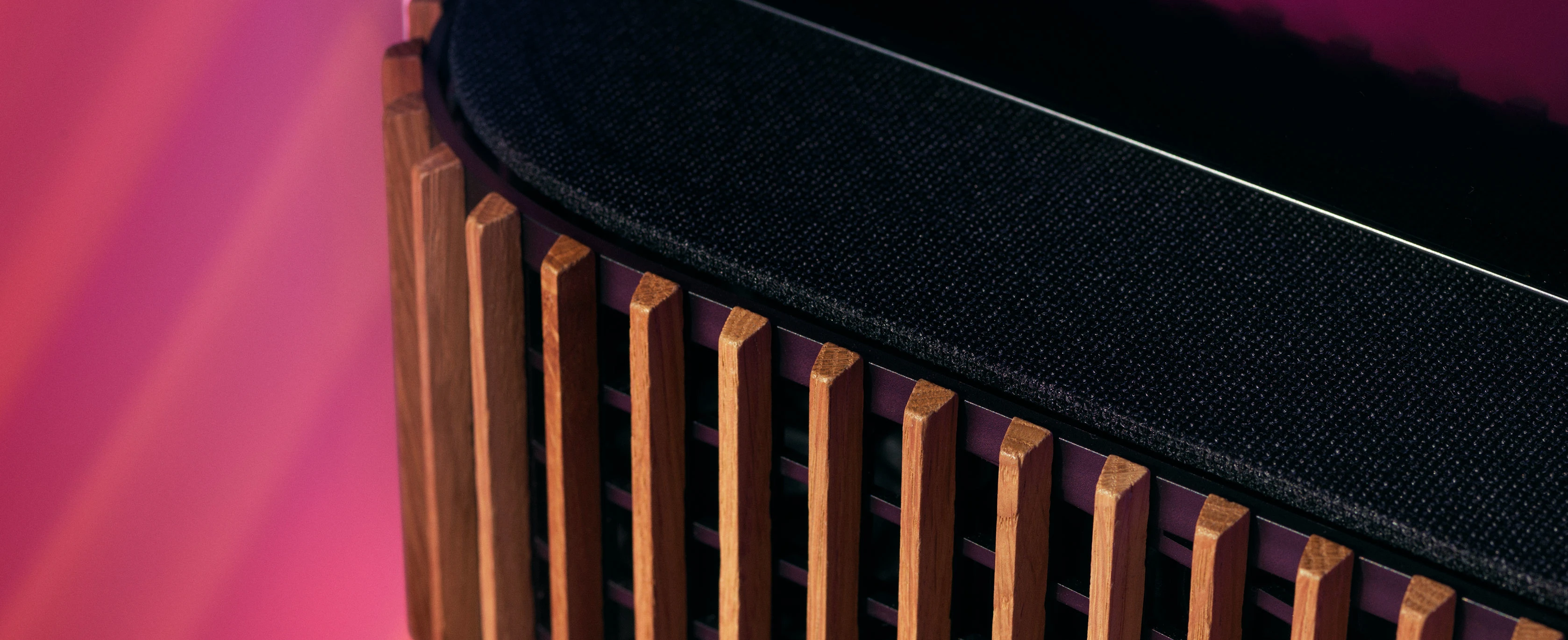 Detail narrative image of the Beosound Theatre soundbar in natural aluminium with oak cover