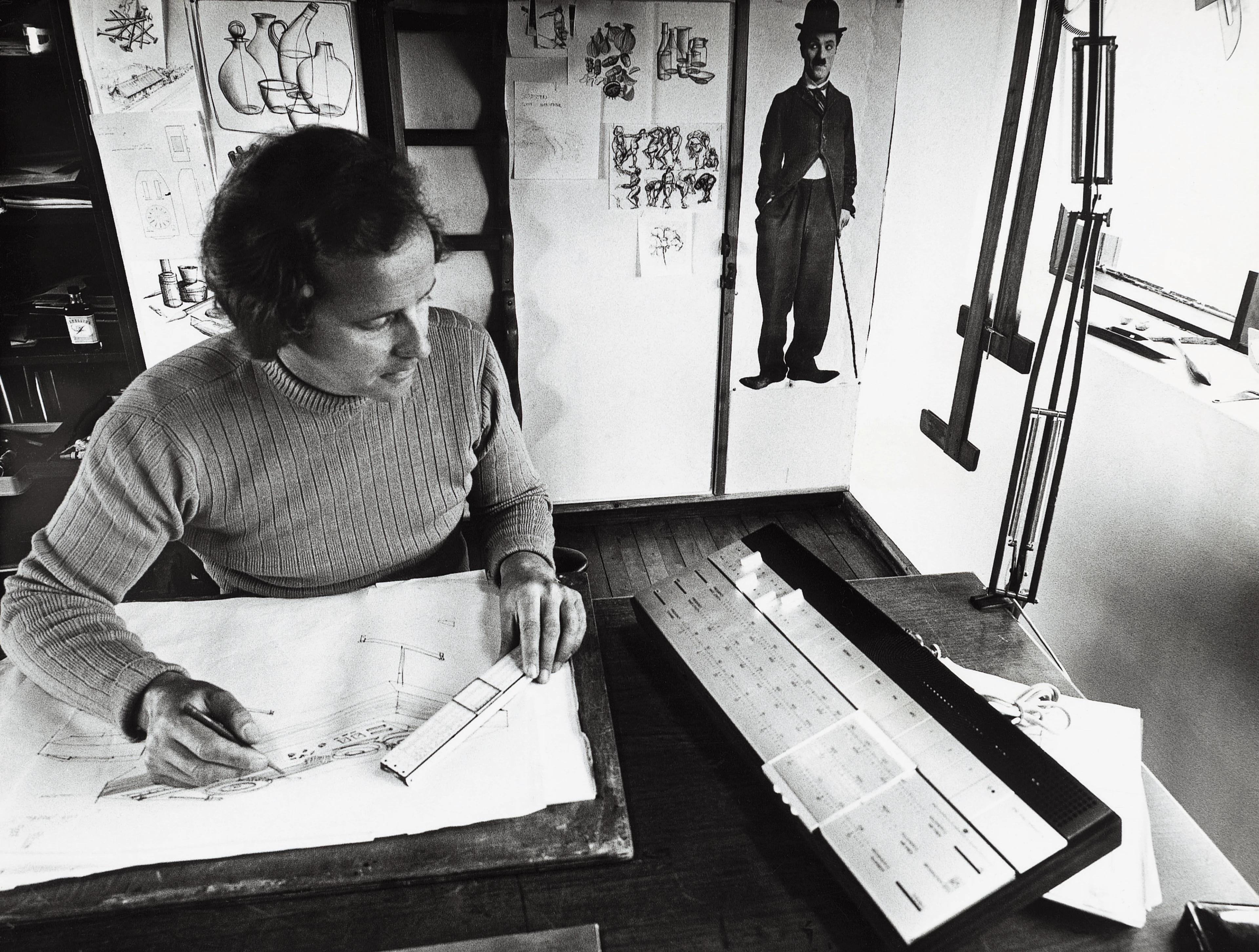 Il designer Jacob Jensen mentre disegna nel suo studio