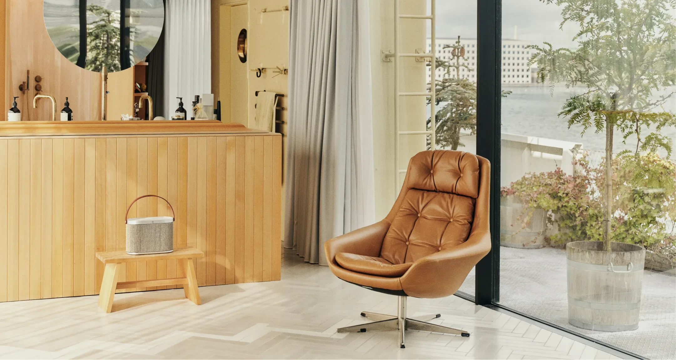 Billede af stol i æstetisk mijlø