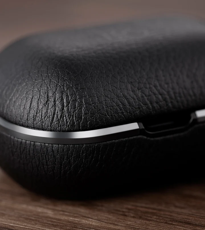 Beoplay E8 2.0 charging case black