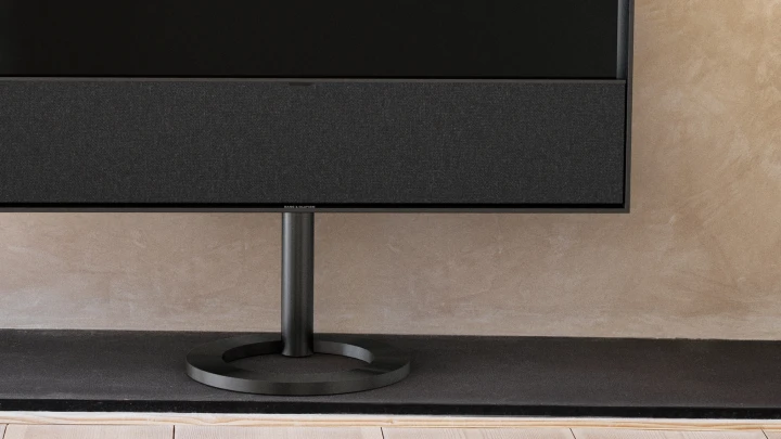 Close view of the floorstand and speaker of Beovision Contour