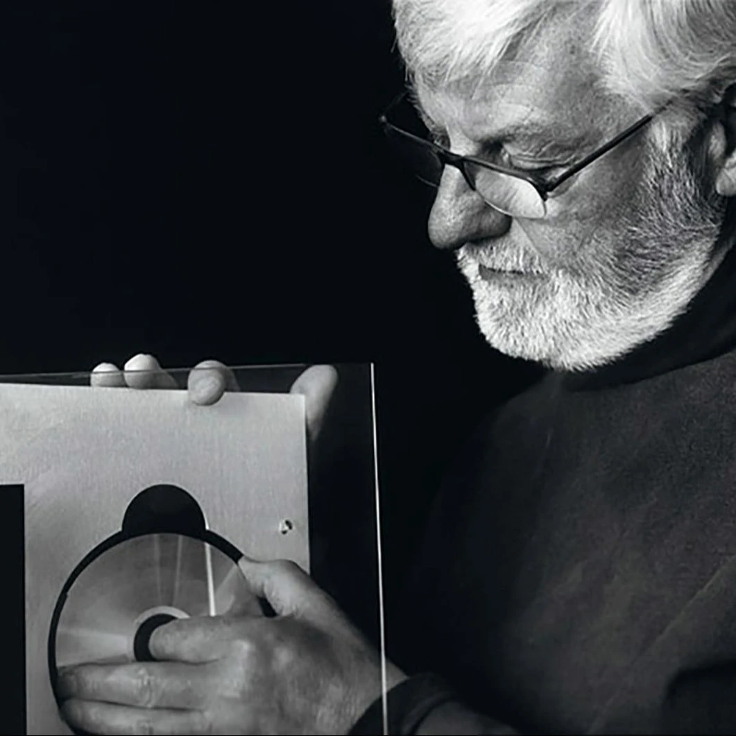 Portrait en noir et blanc de David Lewis