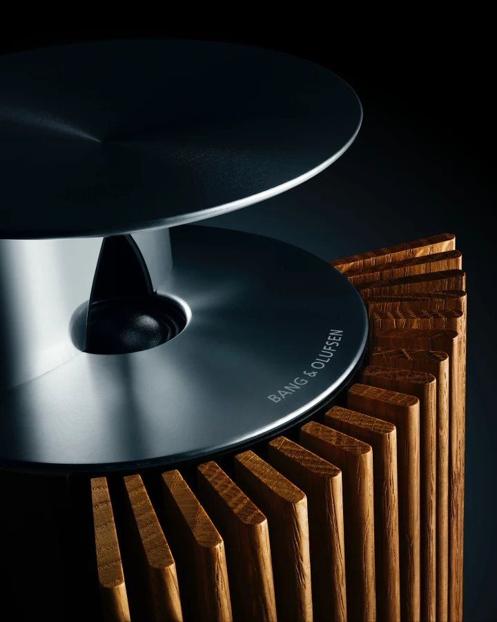 Detail of the top part of Beolab 18 in aluminium and wood with dark background