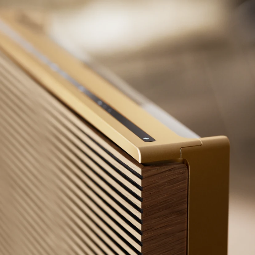  Detail view of the aluminium frame and wood cover of Beosound Level Gold Tone - Light Oak