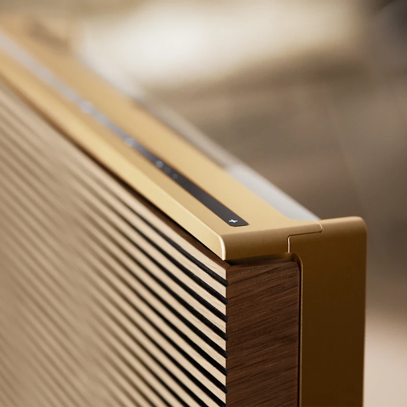 Detail view of the aluminium frame and wood cover of Beosound Level Gold Tone - Light Oak