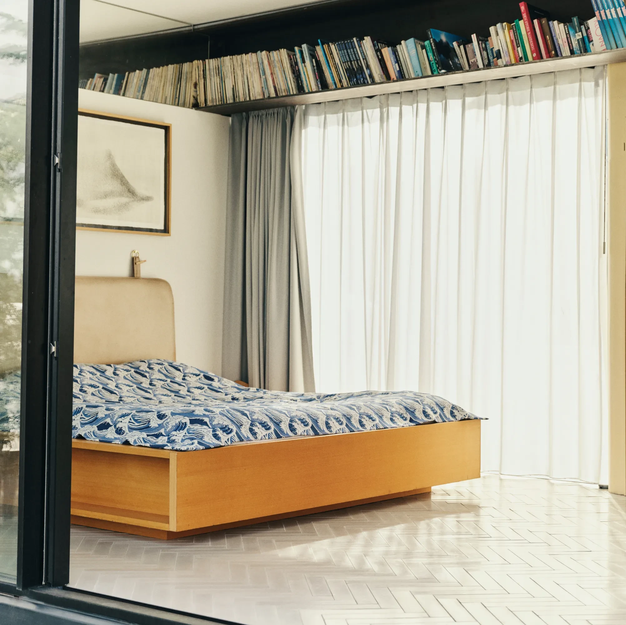 Billede af seng i æstetisk mijø